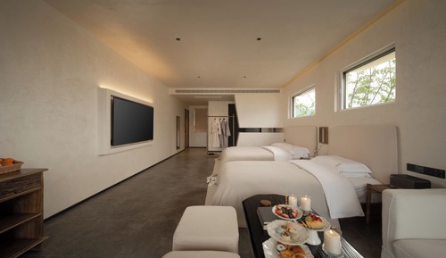 Family Room, Hill View