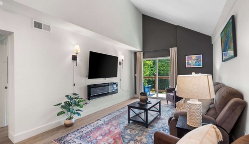 Condo, Multiple Beds, Balcony (403 Veterans 389/391)