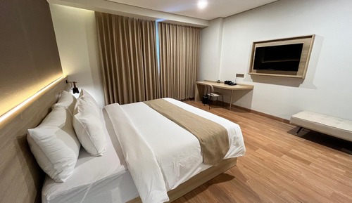 Deluxe Single Room, Bathtub Grab Bars, City View