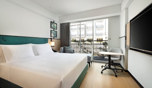 King Guest Room Pool View