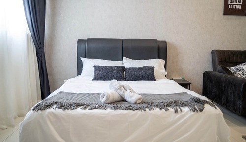 Superior Studio, 1 Queen Bed, Balcony, City View
