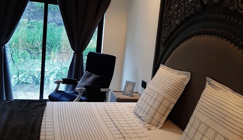 Suite, 1 King Bed, Mountain View