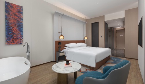 Room, 1 King Bed, Non Smoking, Lake View (Bathtub)