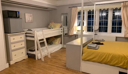 Deluxe Family of 6 Room