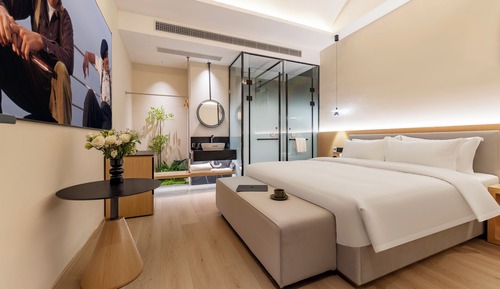 Basic Room, 1 King Bed, Non Smoking, Private Bathroom