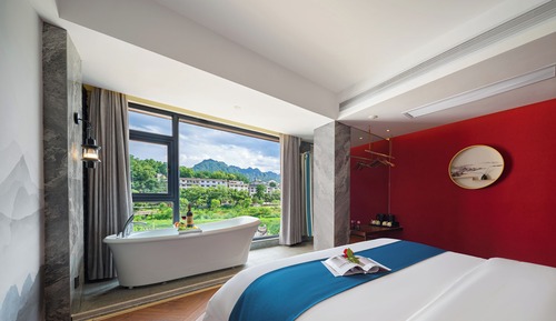 Luxury Suite, Bathtub, Mountain View