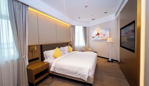 Suite, 1 King Bed, Balcony