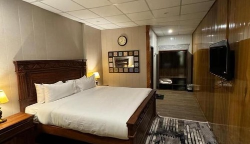 Studio Suite, Lake View