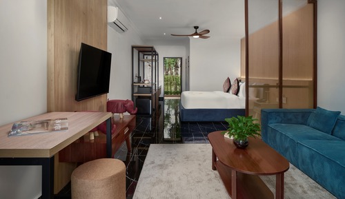 Superior Family Room Pool View