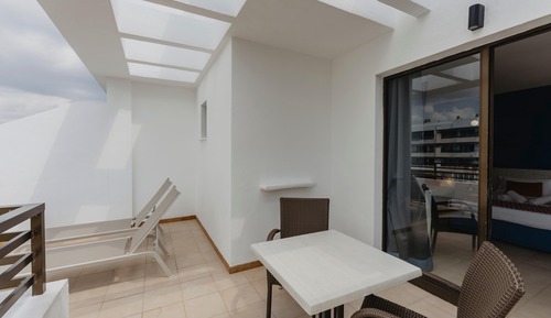 XL Balcony Comfort Studio