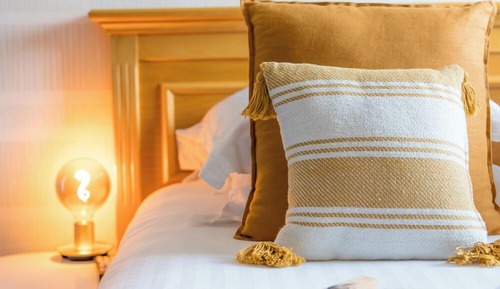 Small room, view of Chemin de Bellevue