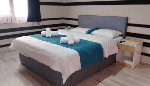 Classic Bungalow, Partial Lake View