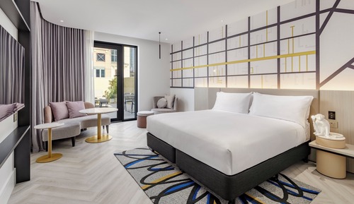 Standard Room, 1 King Bed, Courtyard View