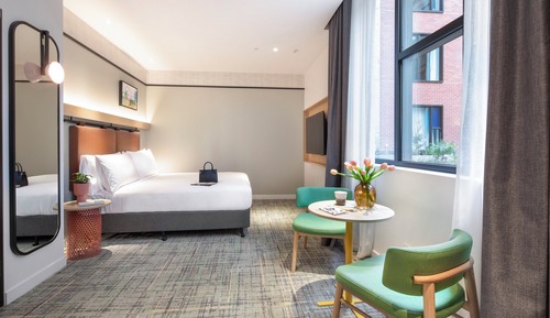 Standard Room, 1 King Bed, Courtyard View