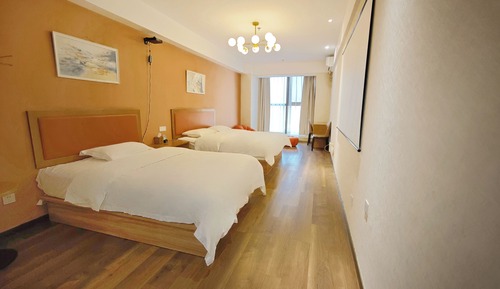 Giant Screen Projection King Room