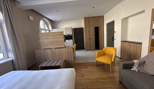 Classic Studio Suite, Hill View