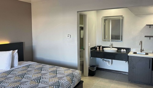 Standard Suite, 1 Queen Bed, Non Smoking, Kitchenette