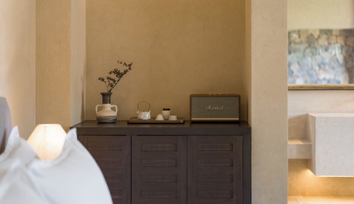 Basic Double Room, 1 King Bed, Mountain View