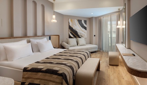 Deluxe Pool Access Via Stairs