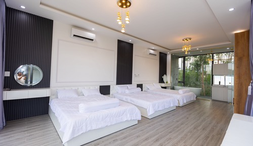 Family Room, Bathtub