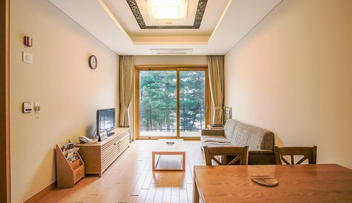 [Mona Breakfast] Deluxe Room+Breakfast (6-9 AM) for 2 @Golf Clubhouse (3-5min. Car Ride)