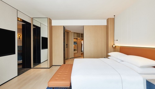 Suite, 1 King Bed, Lake View