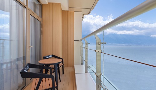 Room, 2 Twin Beds, Lake View