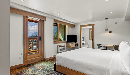 Superior Room, 1 King Bed, Balcony, Mountain View