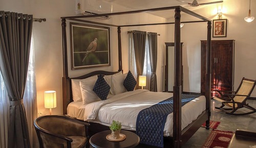 Deluxe Room, 1 King Bed, Mountain View