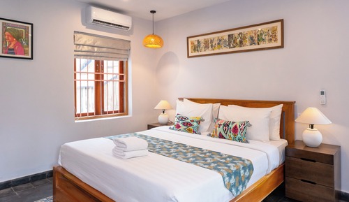 Deluxe Room, 1 King Bed, Non Smoking, Mountain View