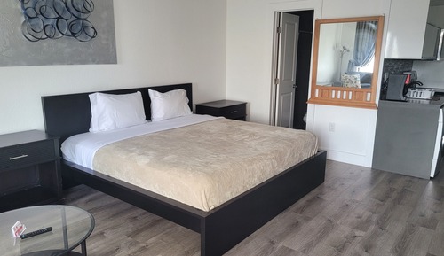 Deluxe Studio, Partial Lake View