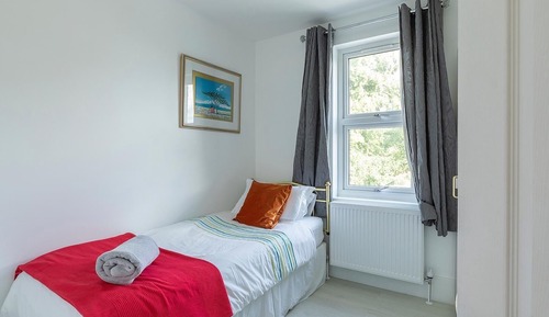 Comfort Room, Courtyard View