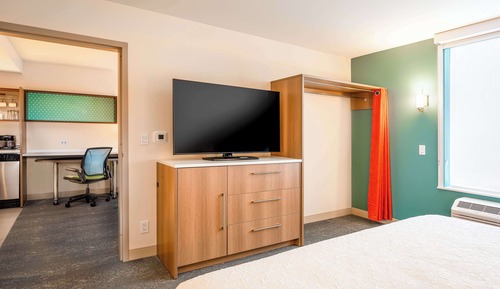 Suite, 1 King Bed, Accessible (Roll-In Shower)