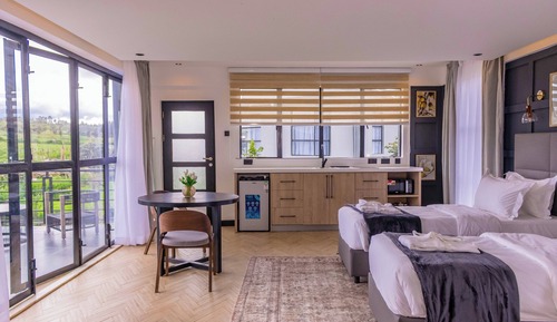 Luxury Studio Suite, 1 Queen Bed, Hill View, Garden Area