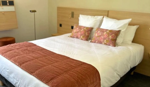 Classic Room, 1 Queen Bed, Pool Access