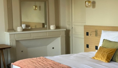 Deluxe Room, 1 King Bed, Pool Access