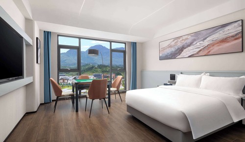 Deluxe Room, 1 Queen Bed, Smoking