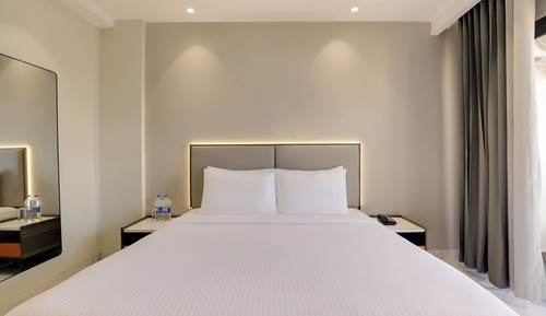 Deluxe Room, 1 King Bed, Balcony, City View