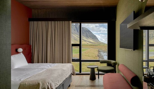 Triple room with a Mountain view