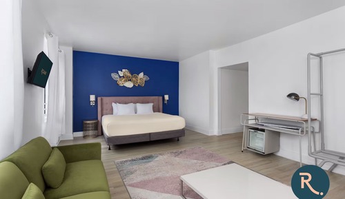 Deluxe Studio, 1 King Bed, Non Smoking