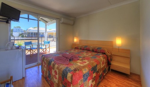 Cabin, 1 Queen Bed, Pool View