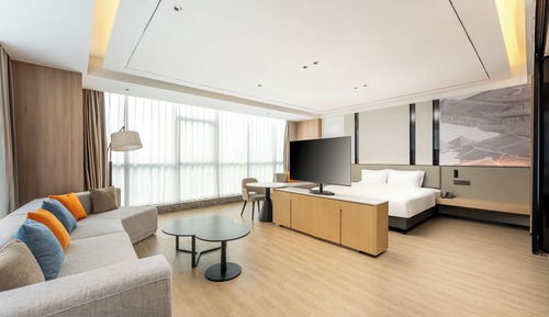 1 King Suite with Daybed