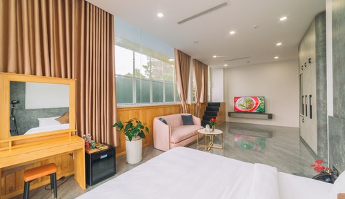 Deluxe Pool Access with Bathtub