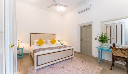 Deluxe Double Room, 1 King Bed, Bathtub, Garden View