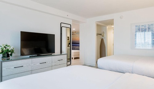 Family Twin Room (2 Queens, and 2 Twin Beds)