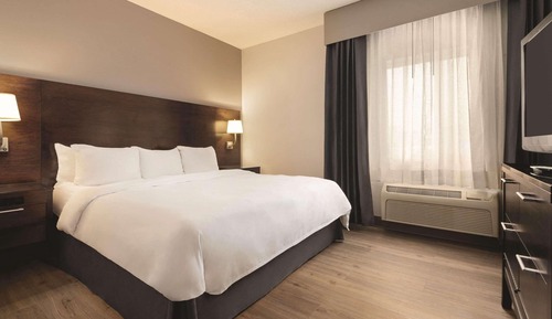 Suite, 1 King Bed, Accessible, Non Smoking