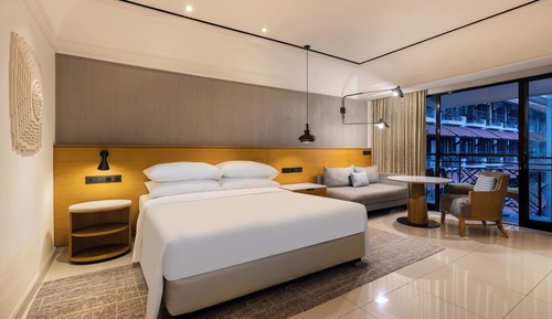 Grand Room, 1 King Bed, Balcony, Garden View