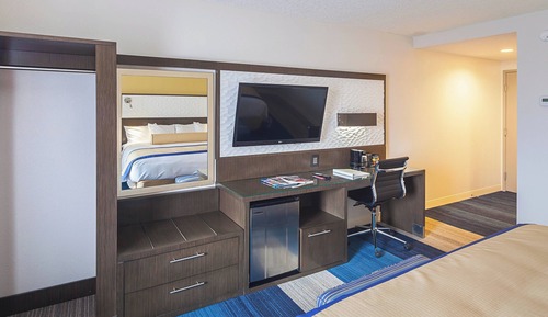 Room, 2 Queen Beds, River View (Partial River View)