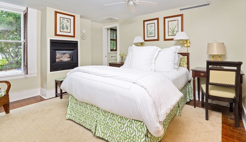 Room 14, Queen Room (The Cottage)