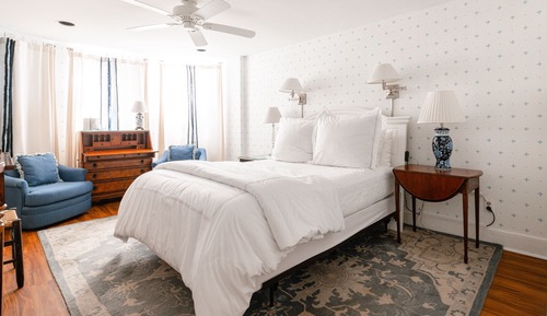 Room 6, Queen Room